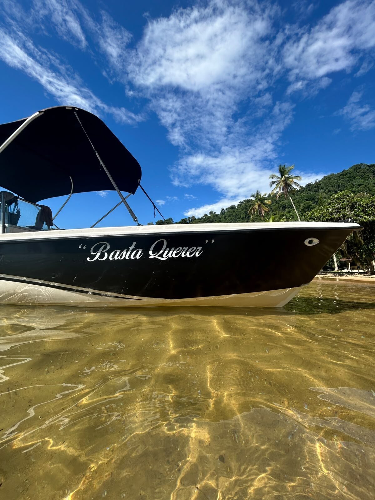 Lancha Basta Querer nas águas de Paraty